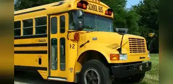 Nueva York: muere una joven tras choque entre un auto Mercedes-Benz y un bus escolar sin niños en Brooklyn Nueva York: muere una joven tras choque entre un auto Mercedes-Benz y un bus escolar sin niños en Brooklyn