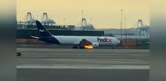 Un avión de FedEx aterriza de emergencia tras chocar con un ave e incendiarse en pleno vuelo en Newark Un avión de FedEx aterriza de emergencia tras chocar con un ave e incendiarse en pleno vuelo en Newark