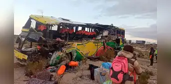 Siete peruanos entre los 37 muertos que dejó fatal choque de buses en Bolivia: tres son menores de edad Siete peruanos entre los 37 muertos que dejó fatal choque de buses en Bolivia: tres son menores de edad