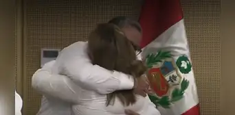 Dina Boluarte arma show tras allanamiento a Juan Santiváñez: ministro fue recibido entre abrazos y aplausos en el gabinete