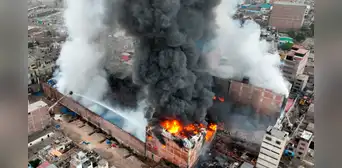 Incendio en Barrios Altos: nada detiene el fuego que consume almacén de plásticos Incendio en Barrios Altos: nada detiene el fuego que consume almacén de plásticos