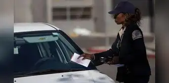 Nueva regla de California: conductores recibirán una multa de hasta US$406 por estacionar en estos lugares