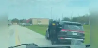 ICE detiene a 20 trabajadores inmigrantes en una redada en Texas: “Mi papá no es criminal, no estaba en la lista”