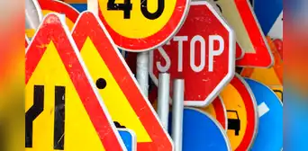 Licencia de conducir en Texas: qué significado tienen los colores de las señales de tránsito en el sur de EE. UU.