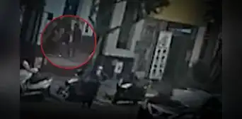 Delincuentes armados roban S/20.000 a mujer que apenas había retirado del banco: cámaras captan violento asalto en Breña Delincuentes armados roban S/20.000 a mujer que apenas había retirado del banco: cámaras captan violento asalto en Breña
