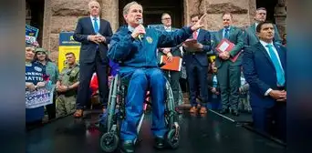 Creighton y Abbott impulsan nuevo proyecto de ley SB26 en Texas para aumentar hasta US$10.000 el salario de este grupo de trabajadores Creighton y Abbott impulsan nuevo proyecto de ley SB26 en Texas para aumentar hasta US$10.000 el salario de este grupo de trabajadores