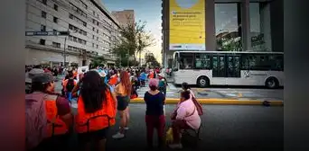 Demoras de buses del Metropolitano: manifestantes bloquean cruce de av. Emancipación con jr. Camaná