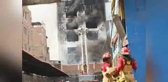 Incendio en Barrios Altos fue confinado totalmente y Ejecutivo declara estado de emergencia en zona afectada Incendio en Barrios Altos fue confinado totalmente y Ejecutivo declara estado de emergencia en zona afectada