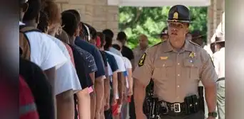 Illinois: proyecto de ley podría legalizar "ataques" de personas con problemas de salud mental a los agentes de policía