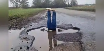 ¿Cansado de los baches? Ciudadano realizó acción viral para que las autoridades arreglen un problema en la carretera ¿Cansado de los baches? Ciudadano realizó acción viral para que las autoridades arreglen un problema en la carretera