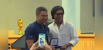 Miami otorga la Llave de la Ciudad a Ronaldinho para reconocer su impacto en el futbol mundial: "Me encanta estar aquí" Miami otorga la Llave de la Ciudad a Ronaldinho para reconocer su impacto en el futbol mundial: "Me encanta estar aquí"