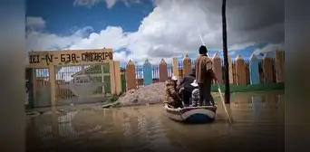Colegio inicial queda completamente inundado tras desborde del río Ramis en Puno: docentes se desplazan en balsas Colegio inicial queda completamente inundado tras desborde del río Ramis en Puno: docentes se desplazan en balsas