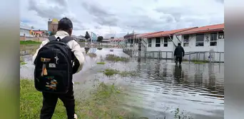 Estudiantes inician clases con patio y aulas inundadas tras fuertes lluvias en Puno Estudiantes inician clases con patio y aulas inundadas tras fuertes lluvias en Puno