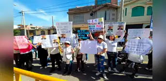 Arequipa: padres no envían a sus hijos al colegio en protesta contra profesor acusado de propagar material obsceno Arequipa: padres no envían a sus hijos al colegio en protesta contra profesor acusado de propagar material obsceno