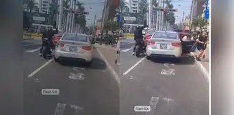 Motociclista rompe la luna de un colectivo con pasajeros a bordo en la avenida Arequipa en San Isidro Motociclista rompe la luna de un colectivo con pasajeros a bordo en la avenida Arequipa en San Isidro