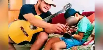 Paul Flores: comparten tierno momento del cantante de Armonía 10 enseñando a su hijo a tocar guitarra Paul Flores: comparten tierno momento del cantante de Armonía 10 enseñando a su hijo a tocar guitarra