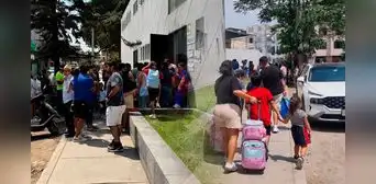 Padres retiran a sus hijos de colegio en Los Olivos tras confirmar que son extorsionados Padres retiran a sus hijos de colegio en Los Olivos tras confirmar que son extorsionados