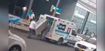 ¡Increíble! Utilizan una ambulancia para transportar una refrigeradora y usuarios en redes reaccionan: “Se le subió la temperatura” ¡Increíble! Utilizan una ambulancia para transportar una refrigeradora y usuarios en redes reaccionan: “Se le subió la temperatura”