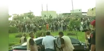 Vecinos en Lurín abuchean y lanzan piedras contra ministro Juan José Santiváñez