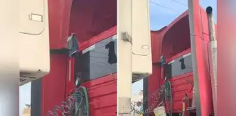 Chofer peruano improvisa cordel en su tráiler y causa sensación en redes: “Hay prioridades” Chofer peruano improvisa cordel en su tráiler y causa sensación en redes: “Hay prioridades”