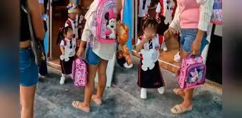 Niña sale emocionada del colegio, abraza a una mujer, pero su rostro se vuelve viral al notar que no era su mamá Niña sale emocionada del colegio, abraza a una mujer, pero su rostro se vuelve viral al notar que no era su mamá