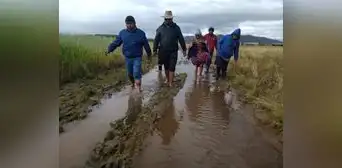 Puno: lluvias inundan pueblos y arrasan viviendas, colegios y sembríos Puno: lluvias inundan pueblos y arrasan viviendas, colegios y sembríos