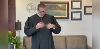 Un juez nominado por Trump manipuló un arma para poner en tela de juicio una normativa de California