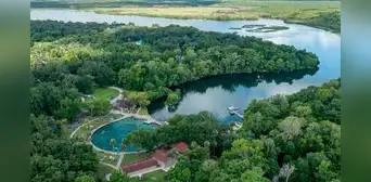 Tragedia en Florida: embarcación de 18 pies volcó en el río St. Johns y tres personas siguen desaparecidas