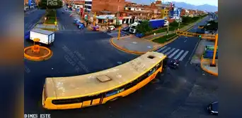 Dos hombres mueren arrollados por bus de ‘La 50’ en San Juan de Lurigancho: cámaras captan momento del trágico accidente Dos hombres mueren arrollados por bus de ‘La 50’ en San Juan de Lurigancho: cámaras captan momento del trágico accidente