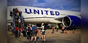Piloto de United Airlines es demandado por atacar a pasajero que se demoró en el baño durante vuelo: hombre sufría de estreñimiento