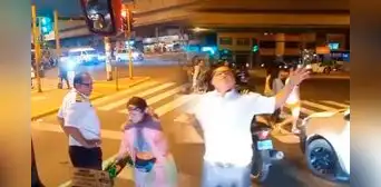 Chofer aprovecha el semáforo en rojo, se baja de su bus y se pone a bailar con artista callejera: “Es su pausa activa” Chofer aprovecha el semáforo en rojo, se baja de su bus y se pone a bailar con artista callejera: “Es su pausa activa”