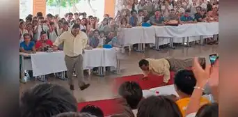 Padre va a la actuación del colegio de su hija y sorprende al sacar los ‘pasos prohibidos’ del techno noventero: “Es de la vieja escuela” Padre va a la actuación del colegio de su hija y sorprende al sacar los ‘pasos prohibidos’ del techno noventero: “Es de la vieja escuela”