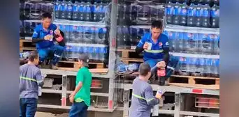 Captan a repartidor de Pepsi bebiendo una Coca Cola y usuarios reaccionan: “Ni Judas se atrevió a tanto”