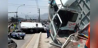 Furgón impacta contra poste y ocasiona aparatoso choque de camión en Villa María del Triunfo