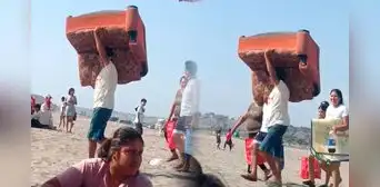 Familia sorprende a bañistas de una playa en Barranca al llevar un sofá para tomar el sol: "En Perú nunca te aburres"