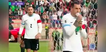 Captan a capitán uruguayo José María Giménez usando un respirador artificial durante partido contra Bolivia en El Alto Captan a capitán uruguayo José María Giménez usando un respirador artificial durante partido contra Bolivia en El Alto