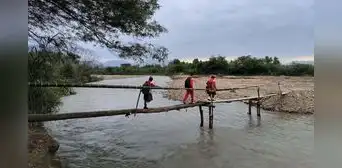 Lambayeque: niños usan puente artesanal construido por sus padres para ir al colegio Lambayeque: niños usan puente artesanal construido por sus padres para ir al colegio
