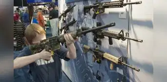 Florida propone reducir la edad mínima para comprar rifles a 18 años: reaviva debate sobre control de armas Florida propone reducir la edad mínima para comprar rifles a 18 años: reaviva debate sobre control de armas