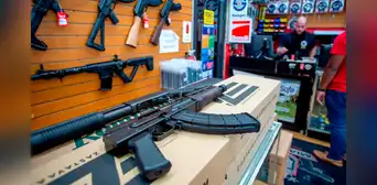 Florida avanza en la aprobación de una ley que reduce a 18 años la edad mínima para comprar armas de fuego Florida avanza en la aprobación de una ley que reduce a 18 años la edad mínima para comprar armas de fuego