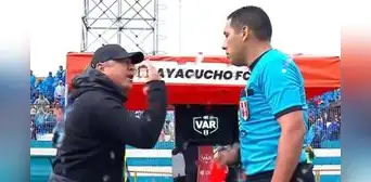 Édgar Ospina, DT de Ayacucho, perdió los papeles tras gol anulado y se enfrenta a árbitro Diego Haro antes de revisar el VAR Édgar Ospina, DT de Ayacucho, perdió los papeles tras gol anulado y se enfrenta a árbitro Diego Haro antes de revisar el VAR