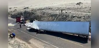 Tacna: tráiler de placa chilena se accidenta en la carretera Costanera Tacna: tráiler de placa chilena se accidenta en la carretera Costanera