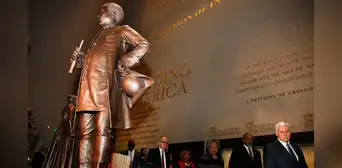 Trump ordena purgar los museos Smithsonian de ideología "divisiva o antiestadounidense" y restaurar estatuas Trump ordena purgar los museos Smithsonian de ideología "divisiva o antiestadounidense" y restaurar estatuas
