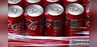 FDA ordena retiro de Coca-Cola en 2 estados de EEUU por riesgo de contaminación: hallaron plástico dentro de latas