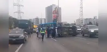 Miniván que transportaba frutas se despista en la Panamericana Sur y tres personas resultan heridas en Surco