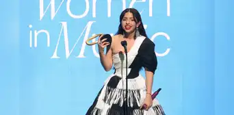 Ángela Aguilar se pronuncia tras nueva canción de Cazzu en la gala Women in Music 2025: "Cargo el juicio de una historia que nunca conté" Ángela Aguilar se pronuncia tras nueva canción de Cazzu en la gala Women in Music 2025: "Cargo el juicio de una historia que nunca conté"