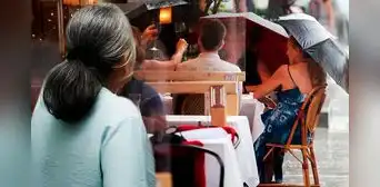Influencer ayuda económicamente a mujer de 81 años que trabajaba como camarera gracias a Tiktok: una historia conmovedora Influencer ayuda económicamente a mujer de 81 años que trabajaba como camarera gracias a Tiktok: una historia conmovedora