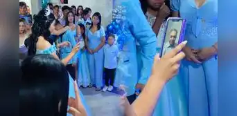Inmigrante venezolano en Estados Unidos no pudo ir al quinceañero de su hija y decide bailar el vals por videollamada Inmigrante venezolano en Estados Unidos no pudo ir al quinceañero de su hija y decide bailar el vals por videollamada