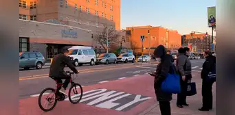 Tragedia en Nueva York: ciclista fue arrollado por 2 autos y fallece luego de 6 días agonizando
