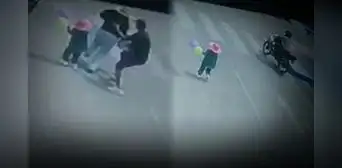 Asaltan a madre junto a su hija tras salir de jardín en Tacna: cámaras captan el ataque Asaltan a madre junto a su hija tras salir de jardín en Tacna: cámaras captan el ataque