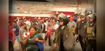 Colectiveros de San Juan de Lurigancho protestan por ola de extorsiones: "Nos quieren cobrar S/100 semanal" Colectiveros de San Juan de Lurigancho protestan por ola de extorsiones: "Nos quieren cobrar S/100 semanal"